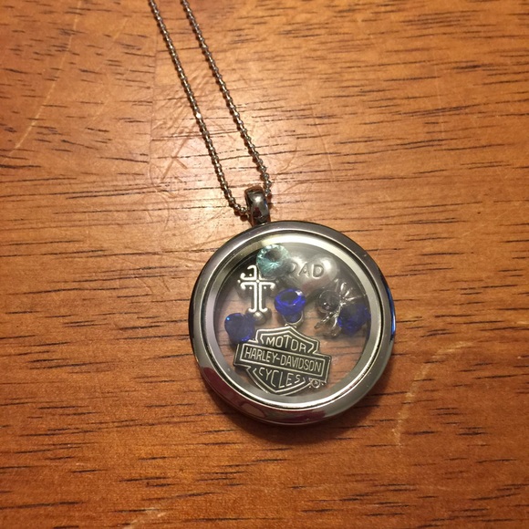 Floating locket