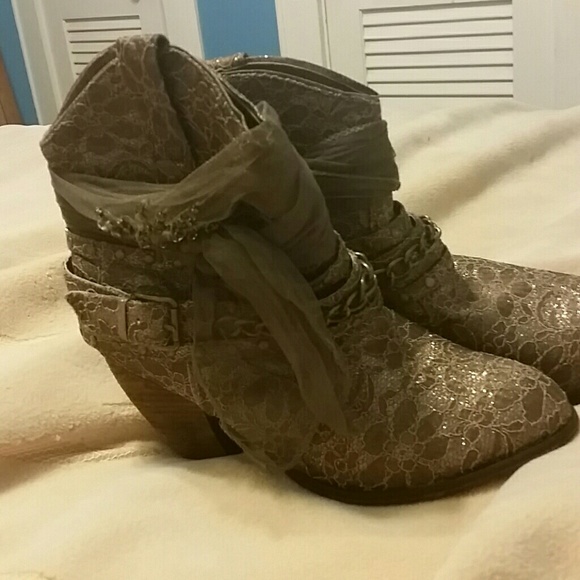 Buckle boots size 9