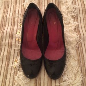 Kate Spade Kelley black patent pumps