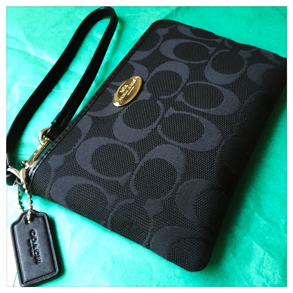 Coach Clutches & Wallets - ▪️NWT Coach Signature Corner Zip Black Wristlet▪️