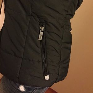 Black urban bench vest