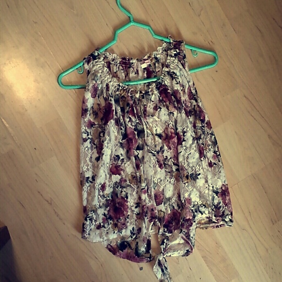 Beautiful floral top!