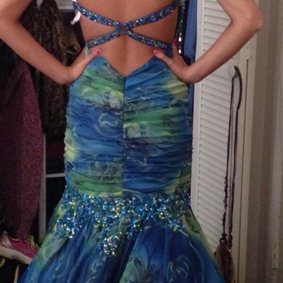 Halter mermaid gown - Picture 2 of 2