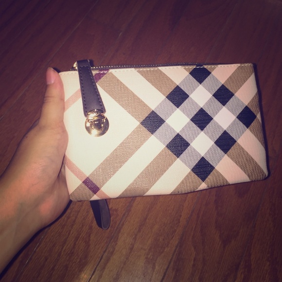 *Not real burberry wallet*