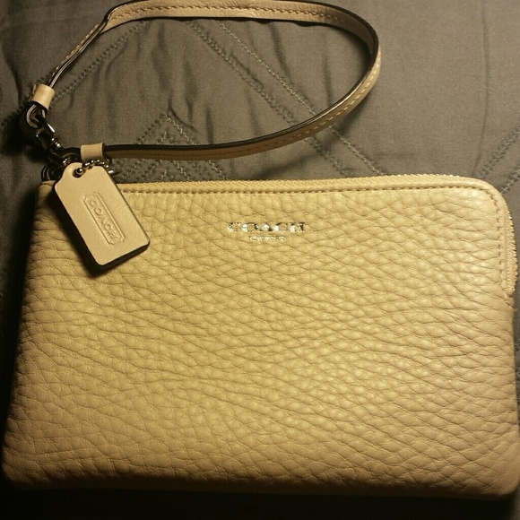 AUTHENTIC COACH wristlet