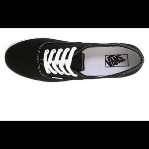 Black low pro girl vans