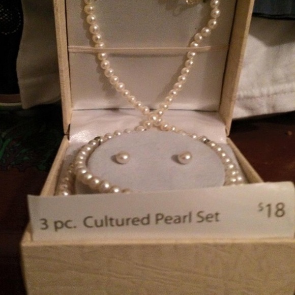 Necklace, bracelets, and earrings