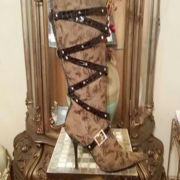 APPLE BOTTOMS STRAPPED BOOTS ????