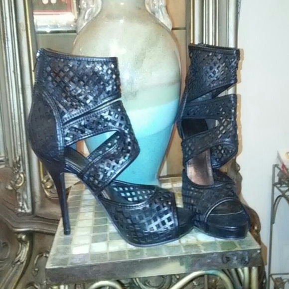 NEVER WORN HONEY COMB STYLE STILETTO