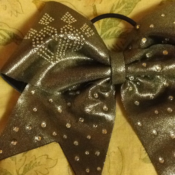 Cheer athletics silver bow 💞 - Picture 2 of 3