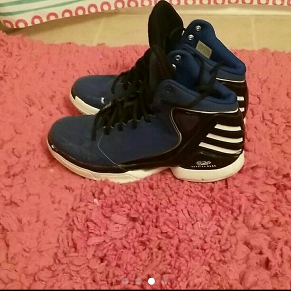 Derrick rose basketball shoes