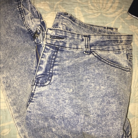 Acid wash skinny jeans w/ cutout bow sides