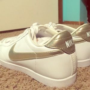 Women's Nike's size: 7
