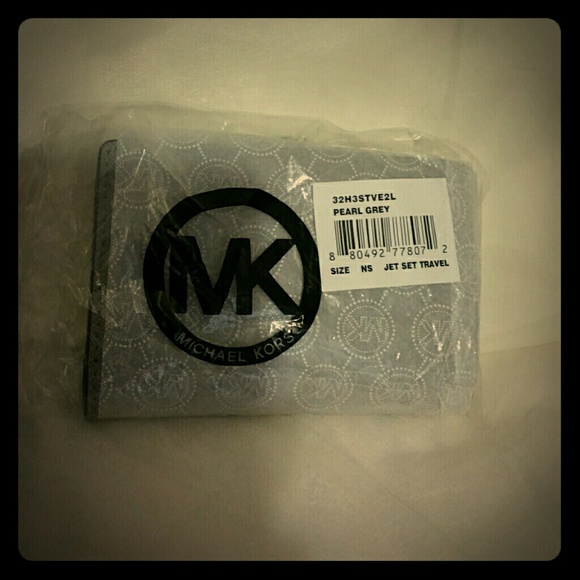 MK Jet Set Travel Medium Slim Saffiano Wallet