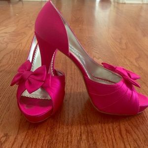 ✨New Listing✨ Michaelangelo Hot Pink PeepToe Heels