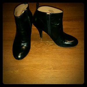 Nine West black zip-up ankle boots