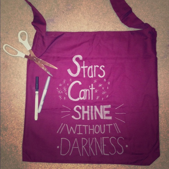 A maroon bag with an inspirational quote.🌞 - Picture 1 of 1