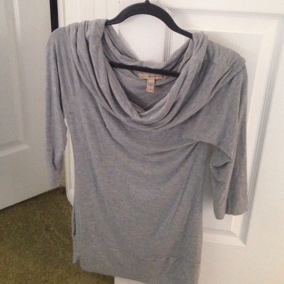 Gray 3/4 sleeve top.