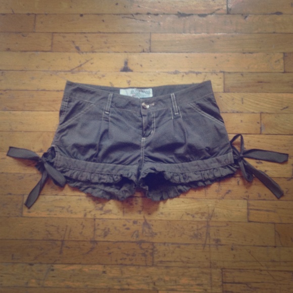 Guess Shorts with ruffle and side ties