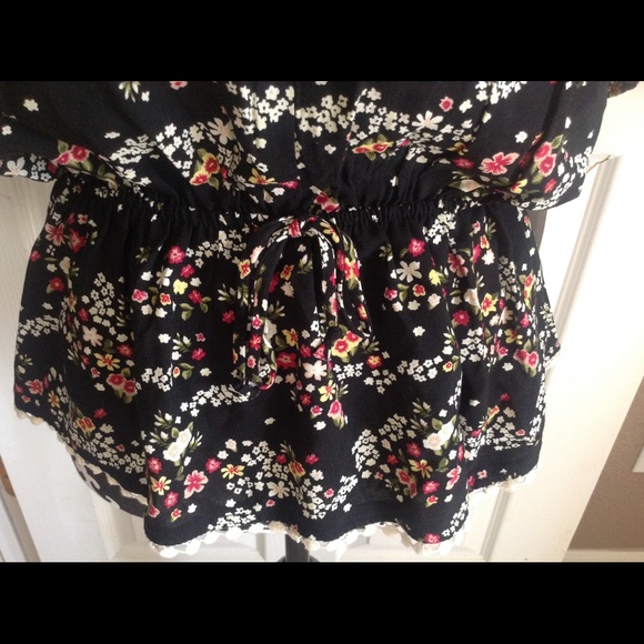 Cold shoulder top - Picture 2 of 3