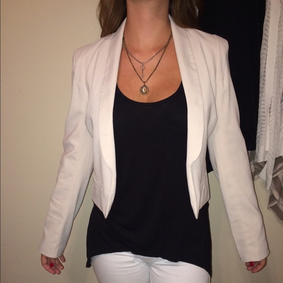 LUSH long sleeve cropped cream blazer