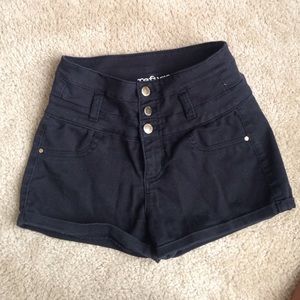 Three buttons high waisted shorts black