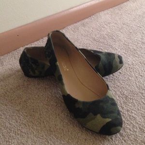 Cute camo flats from shoedazzle. Barely worn.
