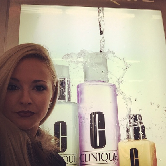 🎉Meet your posher!🎉 - Picture 2 of 4