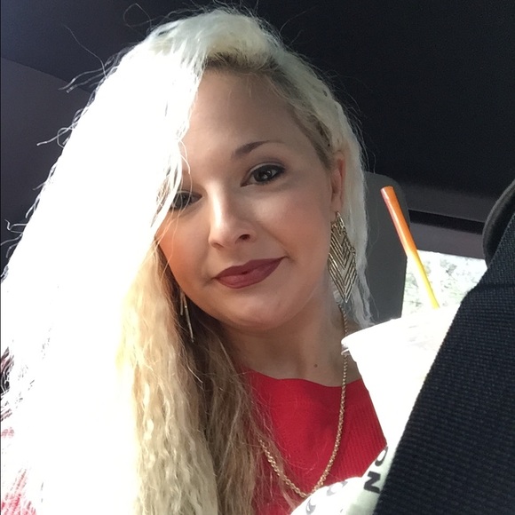 🎉Meet your posher!🎉 - Picture 3 of 4