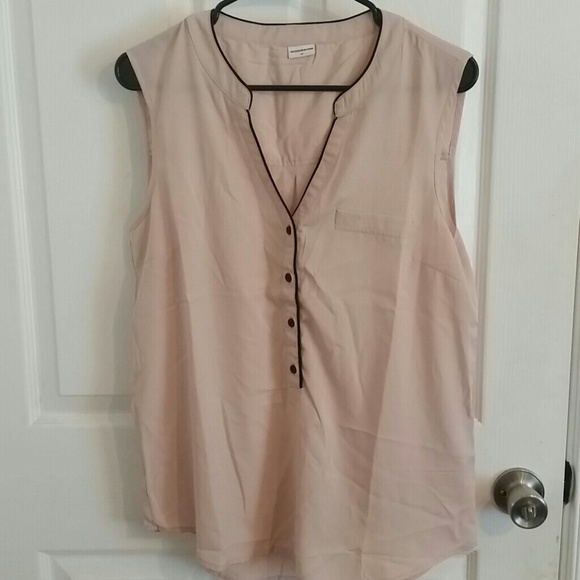 Short sleevev-neck blouse