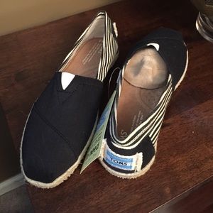 Black and white Toms