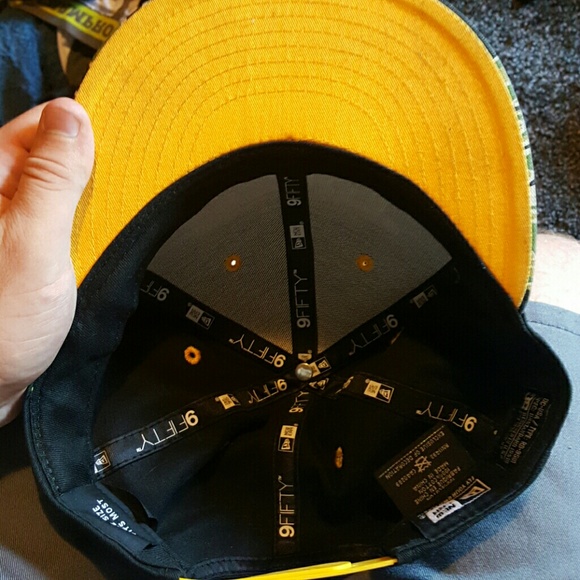 DC snap back hat - Picture 2 of 2