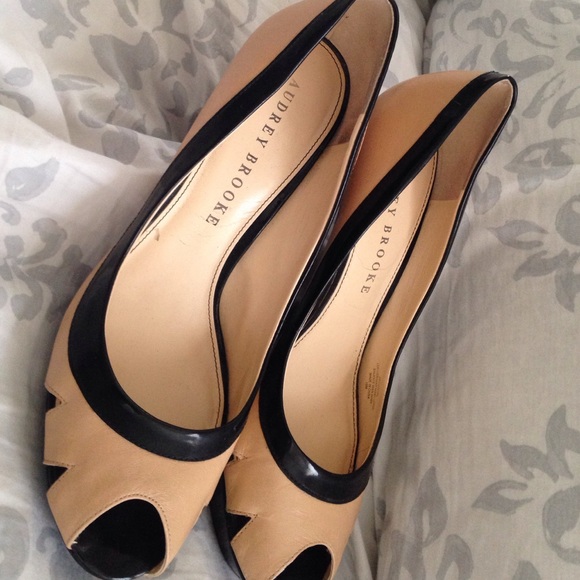 Beige and black peep toe heels - Picture 2 of 3