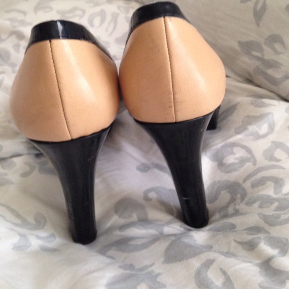 Beige and black peep toe heels - Picture 3 of 3