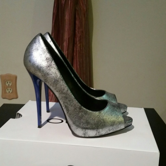 Silver Pumps - Picture 2 of 4