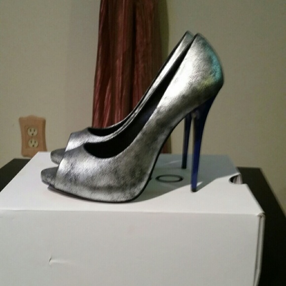 Silver Pumps - Picture 3 of 4