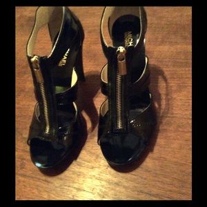 Michael Kors Berkeley T Strap BLK Crinkled Patent