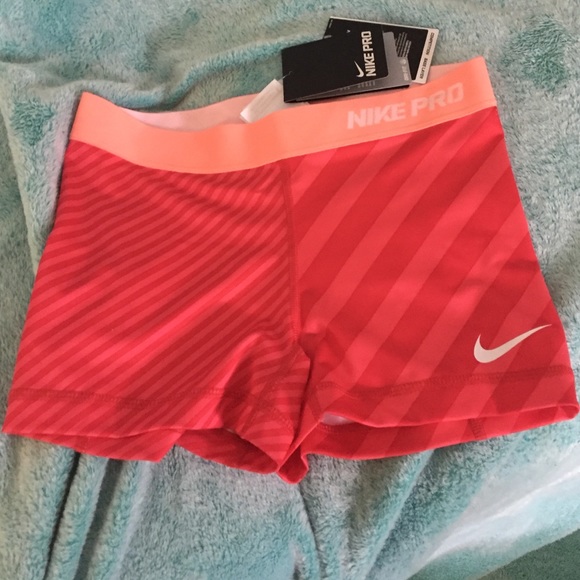 Nike Pants - 🌟FLASH SALE🌟NWT Womens Dry Fit Nike Small Shorts