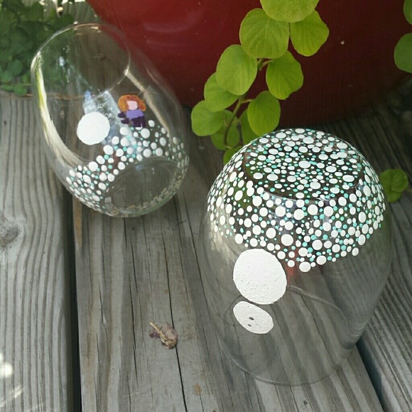 Building A Snowman Wine Glass - Picture 2 of 3