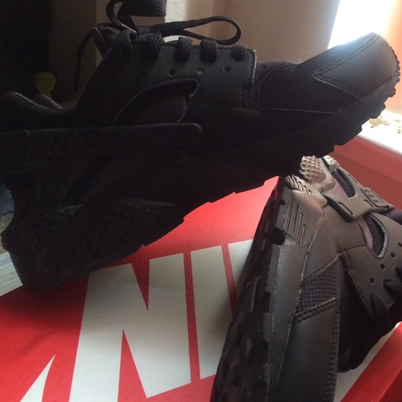 Nike All black Huaraches