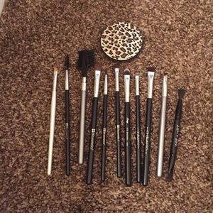 Eye Brushes and compact mirror