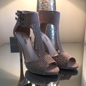 Anne Michelle: Nude heels