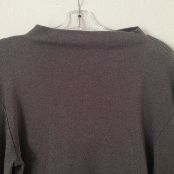 Modern gray knit top. - Picture 3 of 3
