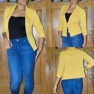 A mustard yellow 3/4 sleeve blazer!