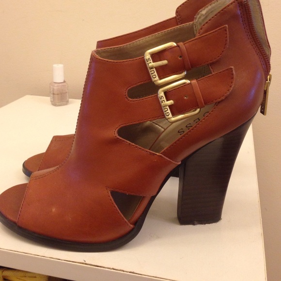 Peep toe guess wedges!