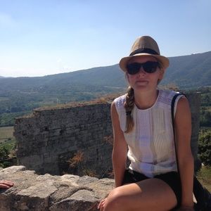 Meet your Posher, Adela