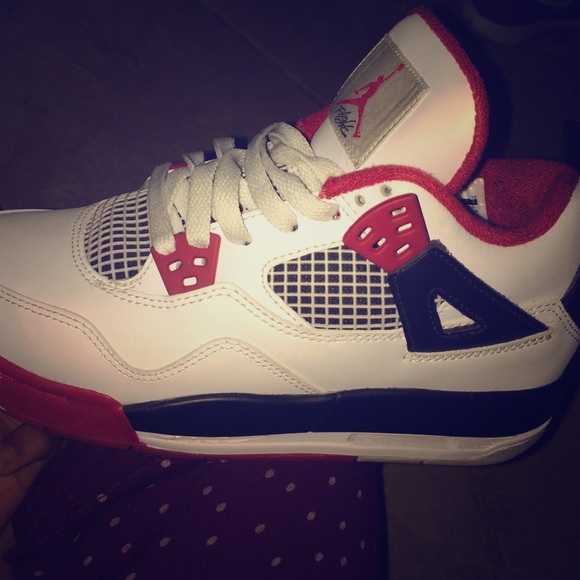 Fire red bred 4s ❗️❗️ size 5Y 💟