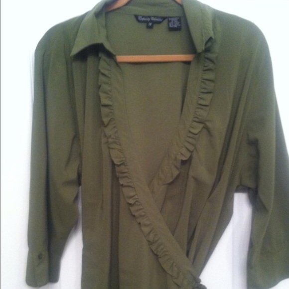 📍SOLD 📍 wrap top size 3x