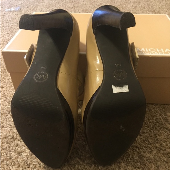 ***SOLD*** Micheal Kors Shoes, Size 8 - Picture 3 of 4