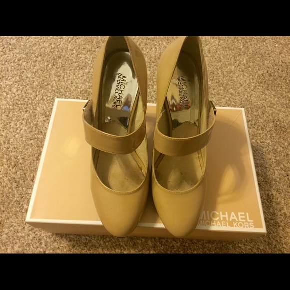 ***SOLD*** Micheal Kors Shoes, Size 8 - Picture 4 of 4